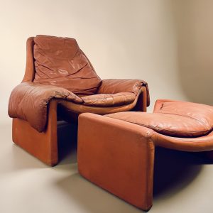 Sillón + Otomana P60 de Vittorio Introini